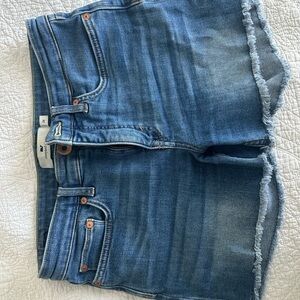 Vineyard Vines Blue Denim Cut-Off Jeans with Distressed Style